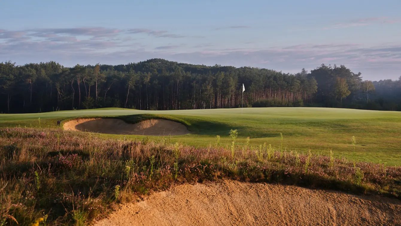 Golfers op de baan tijdens een shotgun wedstrijd